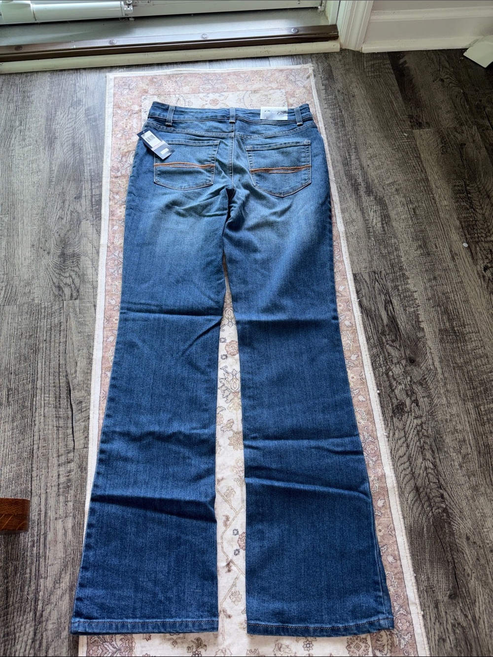 NWT Bandolino Mandie Barely Boot Slim Bootcut Fit Jeans - Women’s size 6 - Picture 5 of 6